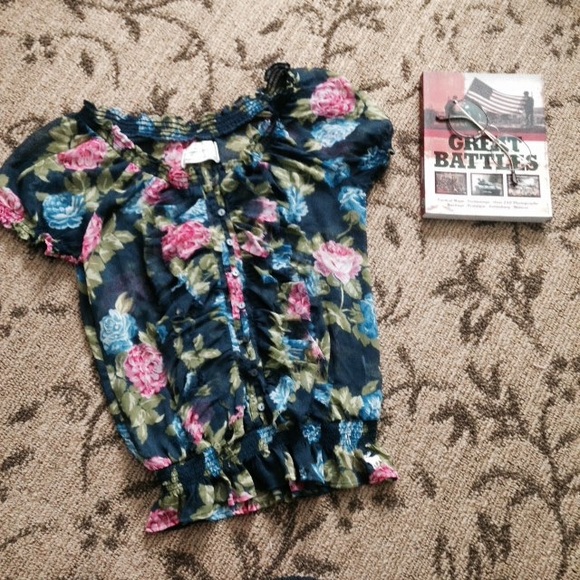 Random tops. - Picture 2 of 3